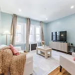 Stylish 3 Bedroom Apartment *