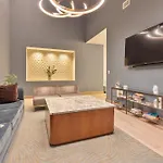 Luxury Apt With Balcony In Seaport