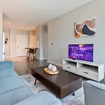 Luxury In Heart Of Seaport Apartment
