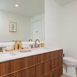 Back-Bay Lux Central 2Br Condo With Rooftop And Parking