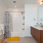 Back-bay Lux 2br With Rooftop And Parking Apartment