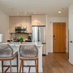 Upscale Penthouse With Gym Parking Near Mgh Tufts