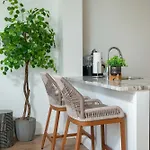 Upscale Penthouse With Gym Parking Near Mgh Tufts