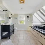 Cozy 4 Bedroom Apartment In Boston