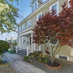 Cozy 4 Bedroom Apartment In Boston