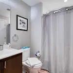 Luxury With Balcony In Seaport Apartment *
