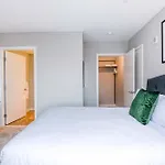 Apartment Luxury With Balcony In Seaport *