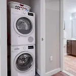 Luxury With Balcony In Seaport
