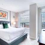 Luxury With Balcony In Seaport *