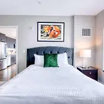 Luxury With Balcony In Seaport Apartment *