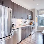 Luxury Apt With Balcony In Seaport