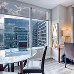 Luxury Apt With Balcony In Seaport