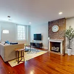 Roomy 1-bedroom - Faneuil Hall And Quincy Market *