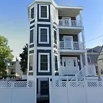 Modern & Stylish 1-Br Condo Near Downtown