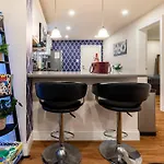 Modern & Stylish 1-Br Condo Near Downtown