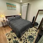 Modern & Stylish 1-Br Condo Near Downtown