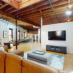 Expansive Back Bay Loft, Sleeps 4, 1B15B