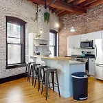 Expansive Back Bay Loft, Sleeps 4, 1B15B