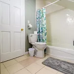 Apartment Renovated 4br3ba Escape - Near Public Transportation Boston