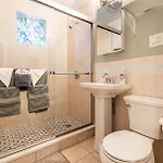 Renovated 4br3ba Escape - Near Public Transportation Apartment