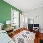 Well-Lit Bedroom Near Transit And Charles River