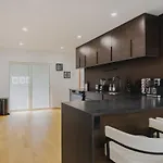 Luxury 3bd Short Walk To Airport Boston
