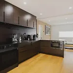 Apartment Luxury 3bd Short Walk To Airport