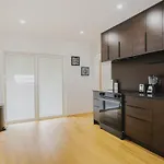 Luxury 3bd Short Walk To Airport Apartment *