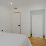 Lux 3bd Minutes Walk To Airport Apartment