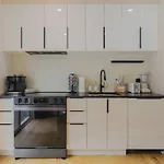 Apartment Lux 3bd Minutes Walk To Airport