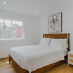 Apartment Lux 3bd Minutes Walk To Airport