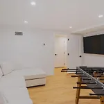 Luxury 3bd Short Walk To Airport Boston