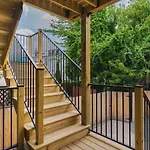 Luxury 3bd Short Walk To Airport Apartment