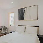 Apartment Luxury 3bd Short Walk To Airport *
