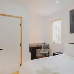 Luxury 3bd Short Walk To Airport Apartment Boston