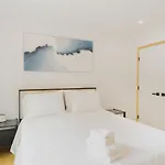 Luxury 3bd Short Walk To Airport Boston