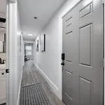 Bright Private Room Near Beaches, Public Transit