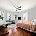 Well-Lit Bedroom Near Transit And Charles River