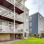 4 Mi To Fenway Park: Pet-Friendly Dorchester Apt!