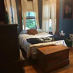 Spacious 4 Bedroom Victorian In Holiday home