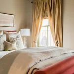 Clarendon Square 4*
