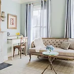 Clarendon Square Bed & Breakfast