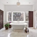 Clarendon Square 4*