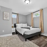 Vintage 2br In With Free Parking Boston
