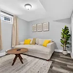 Vintage 2br In With Free Parking Apartment