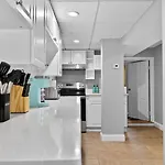 Vintage 2br In With Free Parking Apartment *