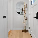 Modern 5b3b In Steps To Convention Center *