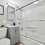 Vintage 2br In With Free Parking *