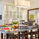 Hilton Garden Logan Airport Hotel 3*