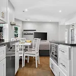 Luxury 3br 2ba Penthouse Apartment *